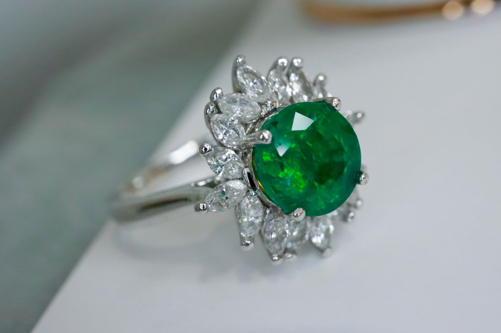 14k Gold 2.87 Ctw Vivid Green Natural Emerald & Diamond Ring - 4