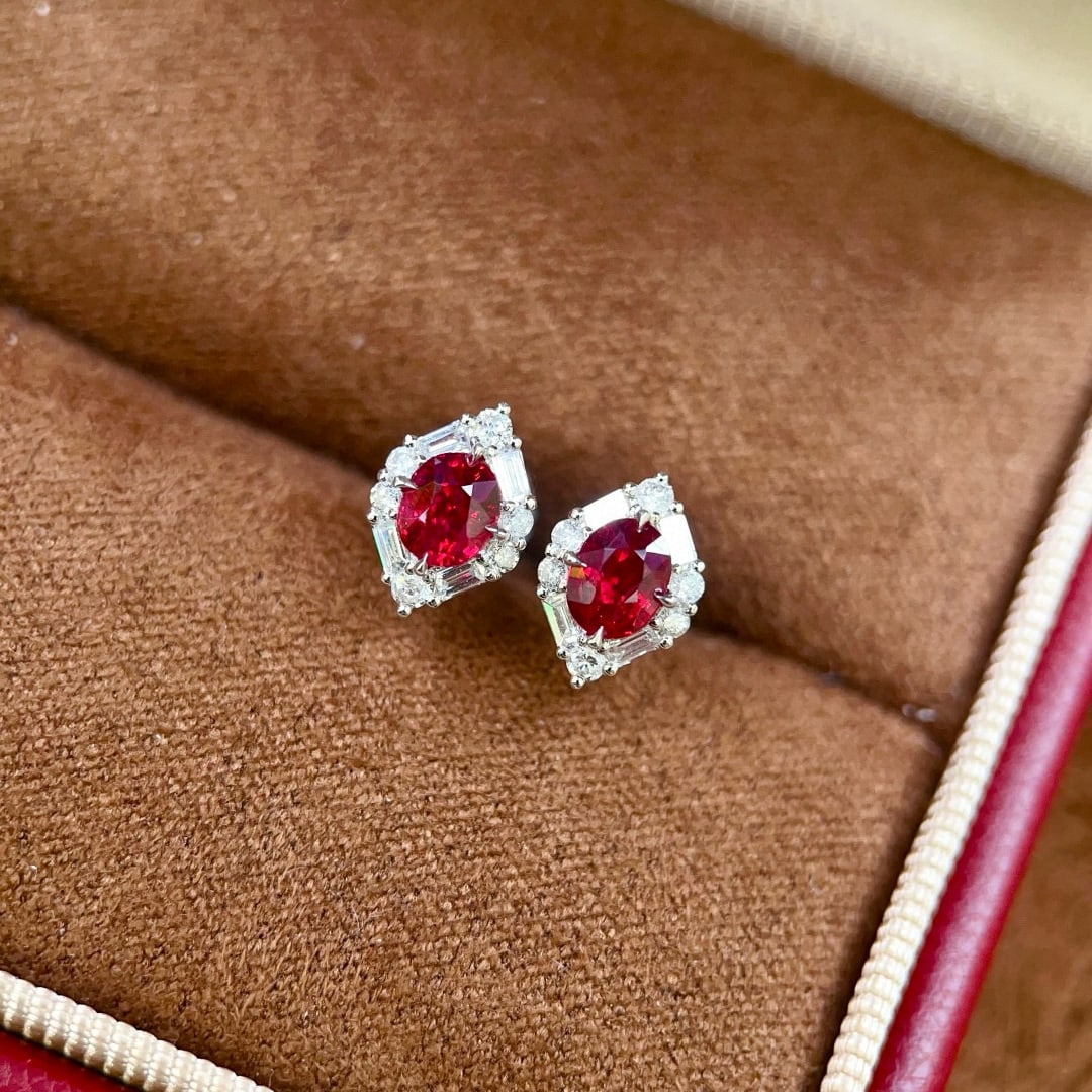 14k Gold 0.85 Ctw Natural Ruby & Diamond Earrings: Ref:230958313 // gold content:14k gold // main gemstone:ruby // shape:oval // carat weight:0. 6ct // color:pigeonblood red // treatment:natural // // adjacent gemstone 2 : diamond // shape:multiply //