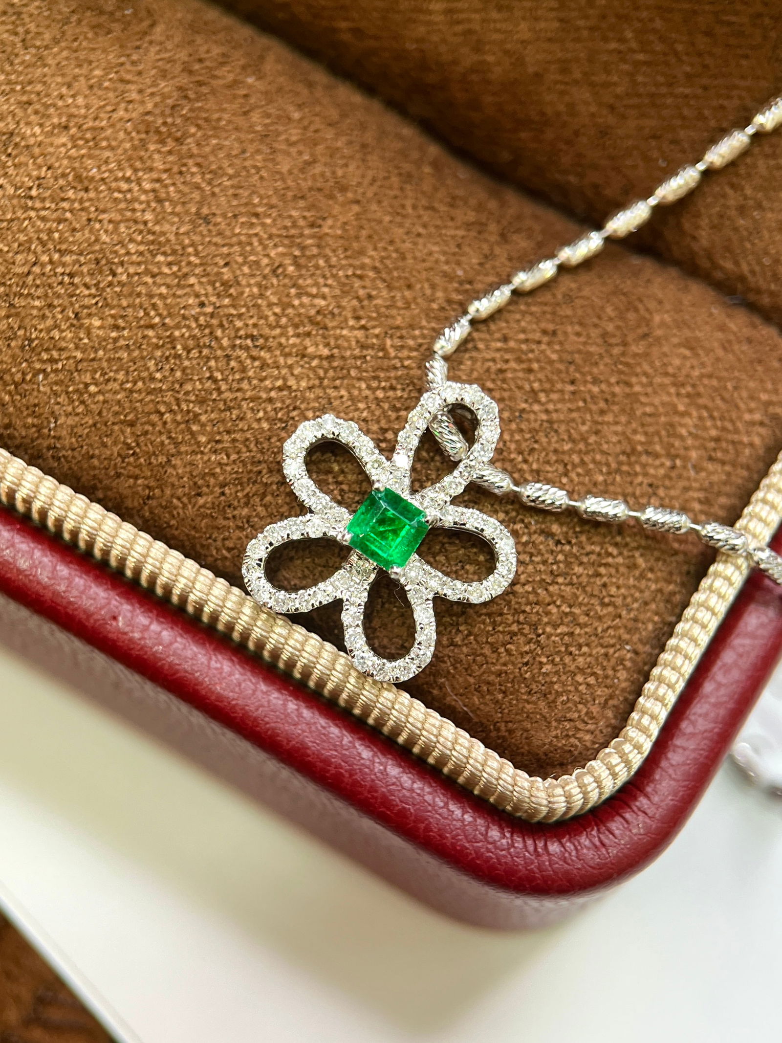 14k Gold 0.32 Ctw Vivid Green Natural Emerald & Diamond Pendant( Without Chain ): Ref:230958314 // gold content:14k gold // main gemstone:emerald // shape:octagonal // carat weight:0. 16ct // color:vivid green // treatment:natural // // adjacent gemstone 2 : diamond //