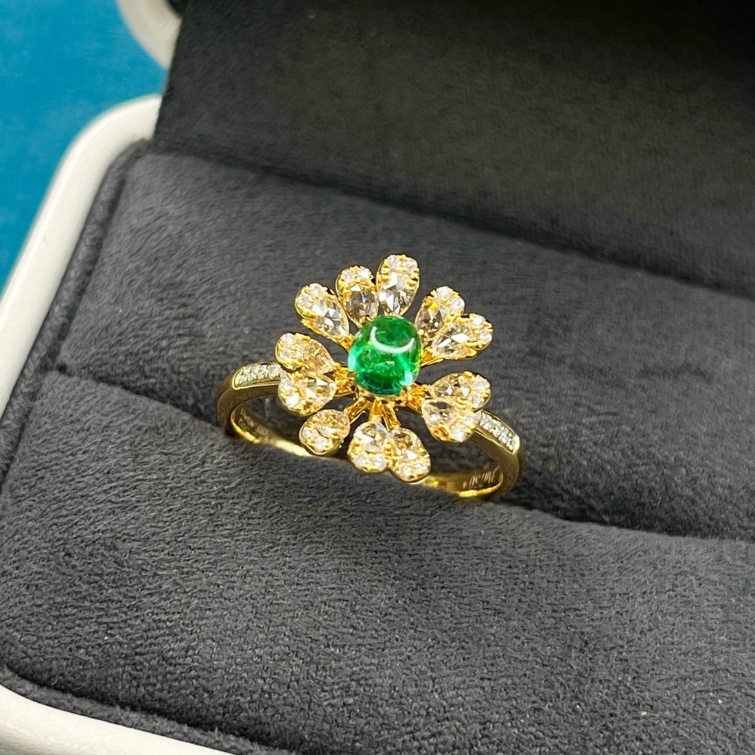 14k Gold 0.88 Ctw Vivid Green Natural Emerald & Diamond Ring - 4