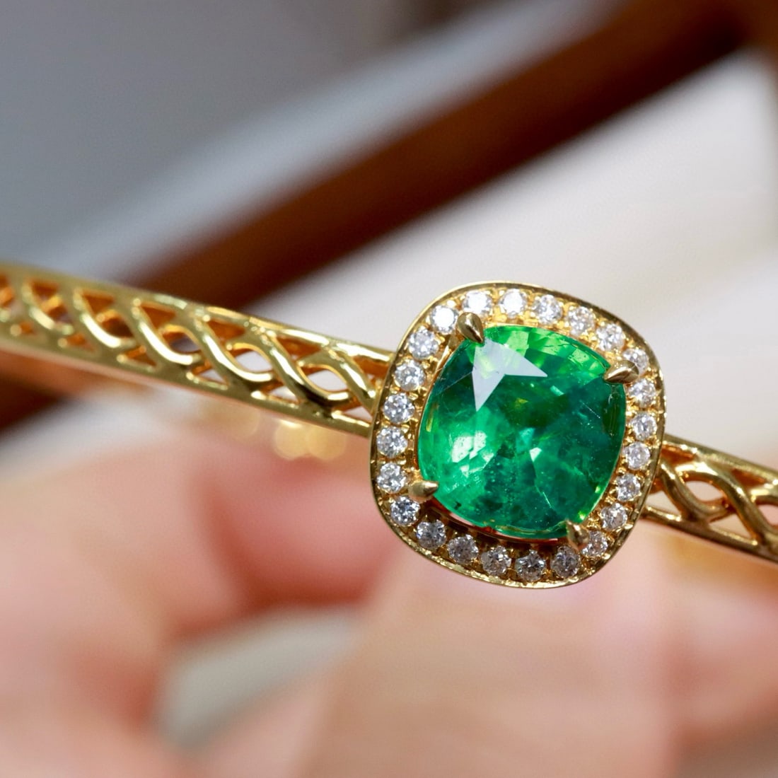 14k Gold 1.5 Ct Vivid Green Natural Emerald & Diamond Bangle: Ref:230958325 // gold content:14k gold // main gemstone:emerald // shape:cushion // carat weight:1. 5ct // color:vivid green // treatment:natural // // adjacent gemstone 2 : diamond // number of stone