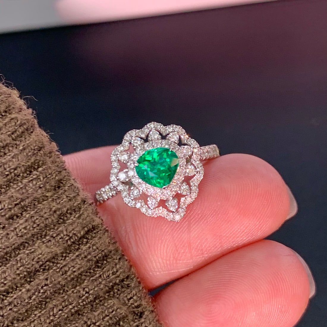 14k Gold 0.90 Ctw Vivid Green Natural Emerald & Diamond Ring - 2