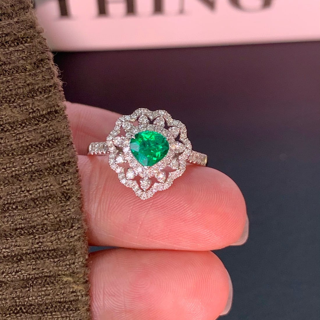 14k Gold 0.90 Ctw Vivid Green Natural Emerald & Diamond Ring - 3