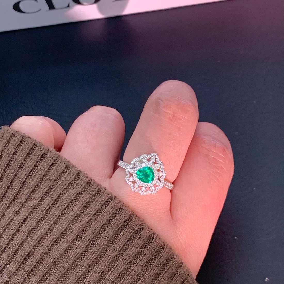 14k Gold 0.90 Ctw Vivid Green Natural Emerald & Diamond Ring - 4