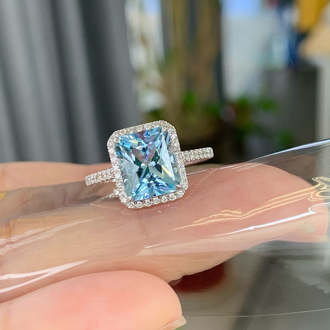 14k Gold 2.58 Ctw Natural Aquamarine & Diamond Ring: Ref:230958364 // gold content:14k gold // ring size:7. 25us // // main gemstone:aquamarine // shape:radiant // carat weight:2. 35ct // color:santa maria color // treatment:natural // // adjacent gemst
