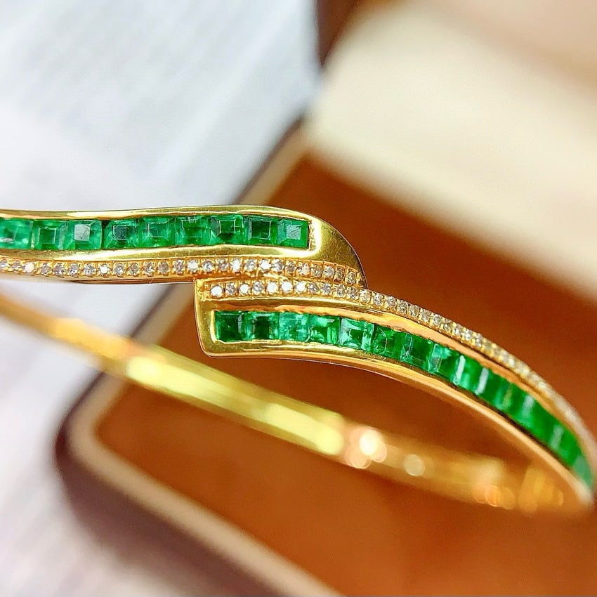 14k Gold 4 Ct Natural Emerald & Diamond Bangle - 3