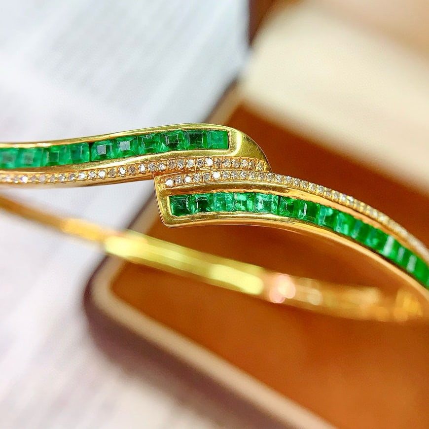 14k Gold 4 Ct Natural Emerald & Diamond Bangle - 4