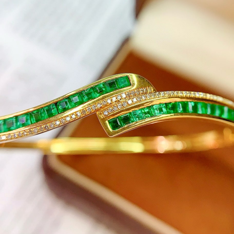 14k Gold 4 Ct Natural Emerald & Diamond Bangle - 5