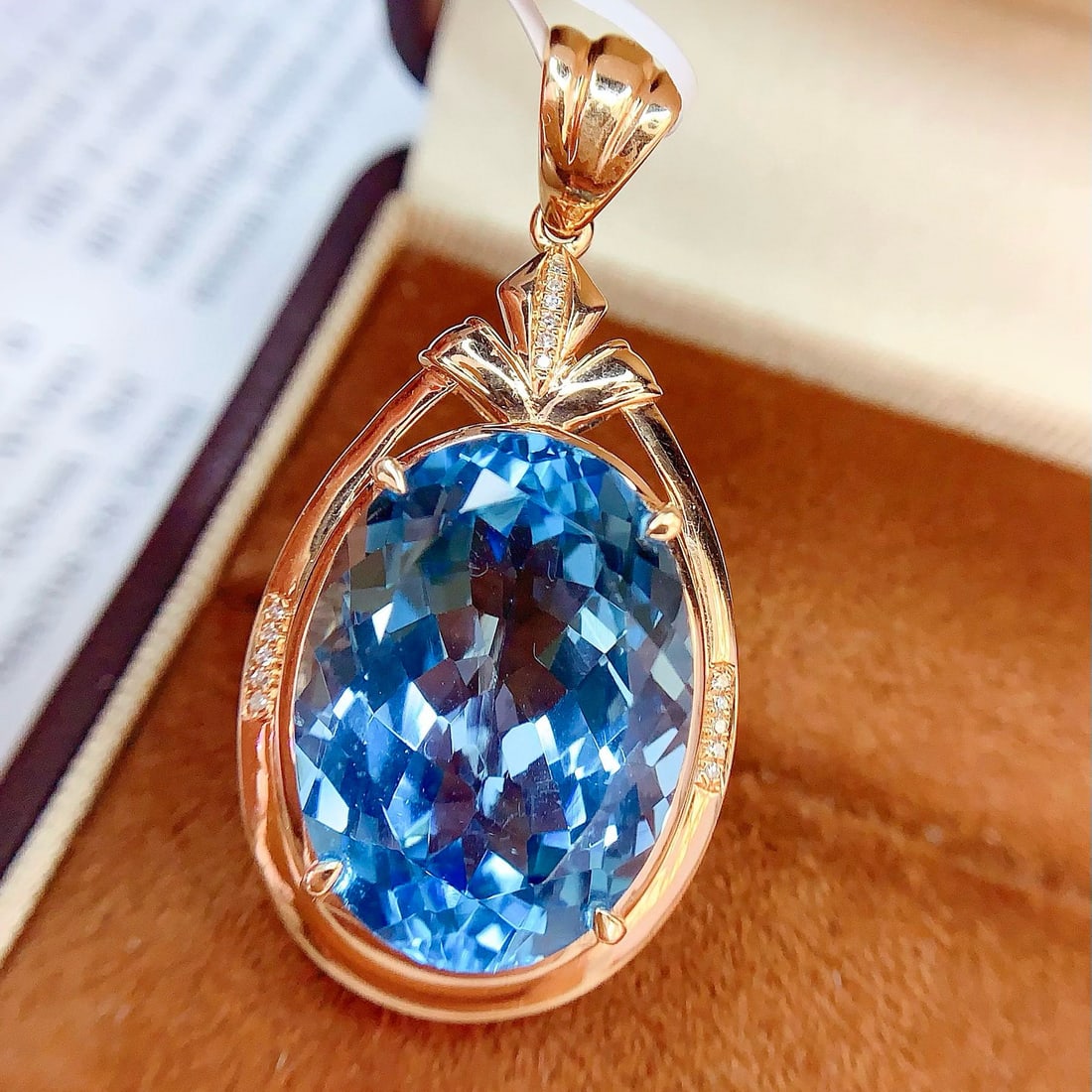 14k Gold 22.55 Ct Natural Topaz & Diamond Pendant( Without Chain ): Ref:230958390 // gold content:14k gold // main gemstone:topaz // shape:oval // carat weight:22. 55ct // color:blue // treatment:natural // // adjacent gemstone 2 : diamond // number of stones:16 //