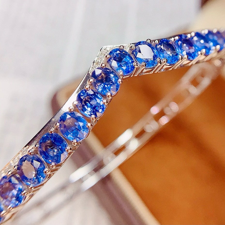 14k Gold 7.68 Ct Natural Sapphire & Diamond Bangle: Ref:230958393 // gold content:14k gold // main gemstone:sapphire // shape:oval // carat weight:7. 68ct // color:blue // treatment:natural // // adjacent gemstone 2 : diamond // number of stones:30