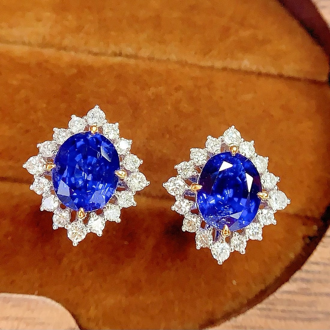 14k Gold 2.8 Ct Natural Sapphire & Diamond Earrings: Ref:230958403 // gold content:14k gold // main gemstone:sapphire // shape:oval // carat weight:2. 8ct // color:royal blue // treatment:natural // // adjacent gemstone 2 : diamond // number of stones:3
