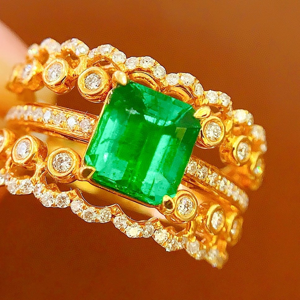 14k Gold 2.4 Ct Vivid Green Natural Emerald & Diamond Ring - 2