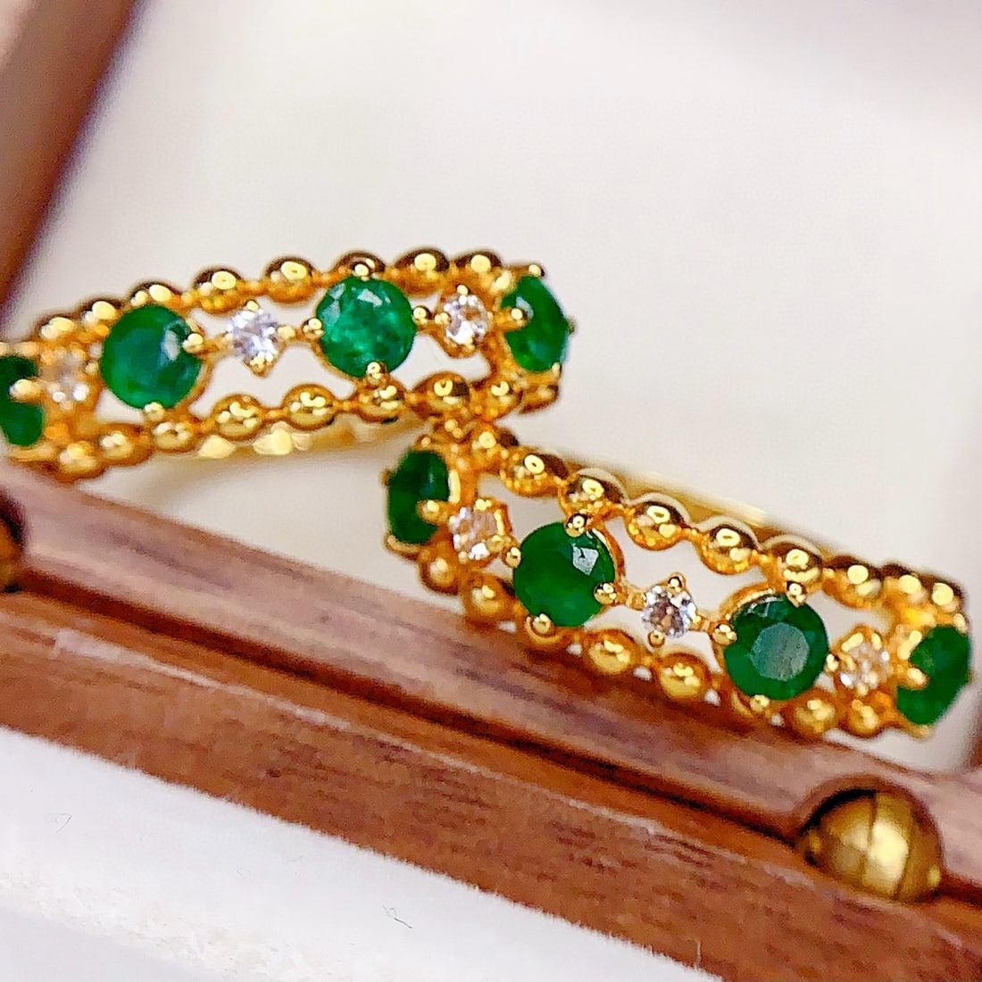 14k Gold 0.8 Ct Vivid Green Natural Emerald & Sapphire Ring - 3