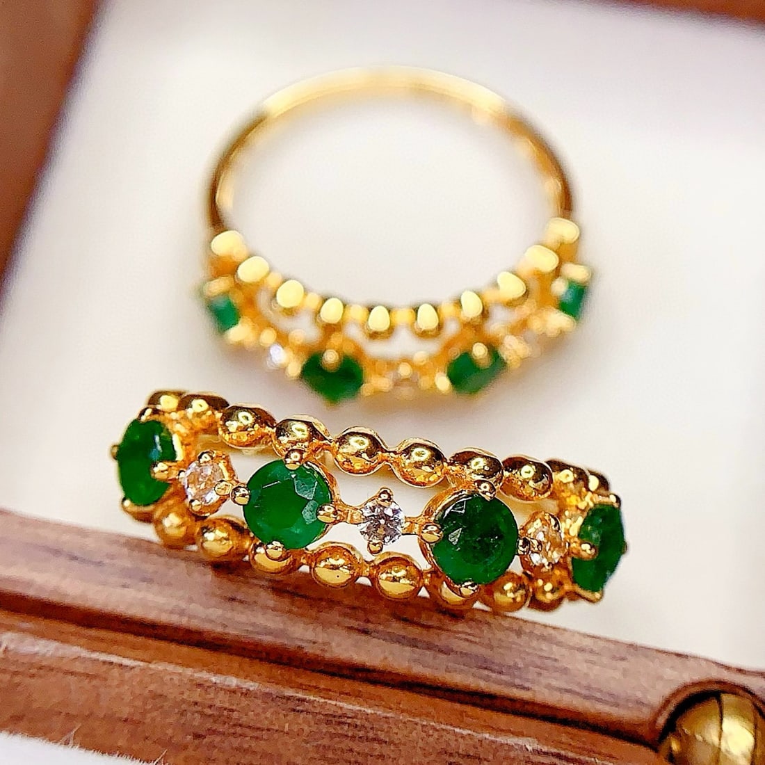 14k Gold 0.8 Ct Vivid Green Natural Emerald & Sapphire Ring - 4