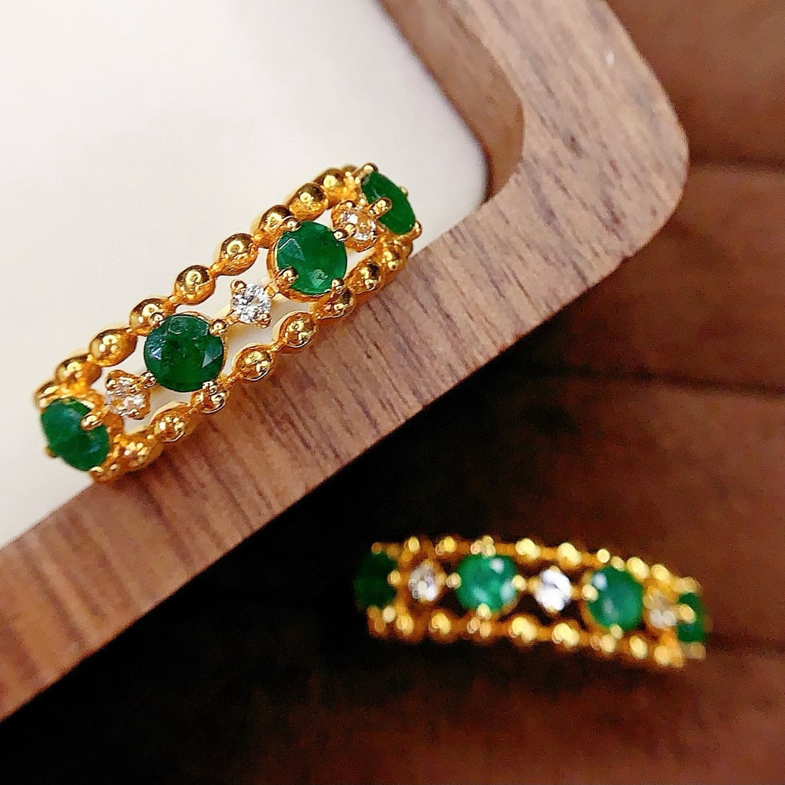 14k Gold 0.8 Ct Vivid Green Natural Emerald & Sapphire Ring - 6