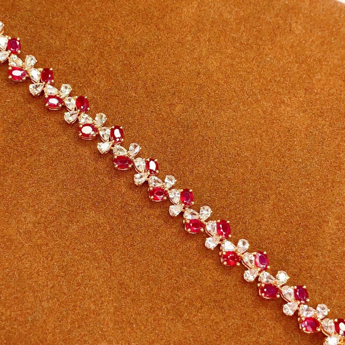 14k Gold 5.68 Ct Vivid Red Natural Ruby & Sapphire Bracelet: Ref:230958430 // gold content:14k gold // main gemstone:ruby // shape:oval // carat weight:5. 68ct // color:vivid red // treatment:natural // // adjacent gemstone 2 : sapphire // number of