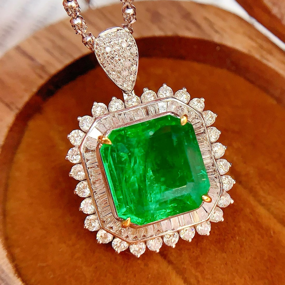 14k Gold 4.87 Ct Vivid Green Natural Emerald & Diamond Pendant( Without Chain ) - 2