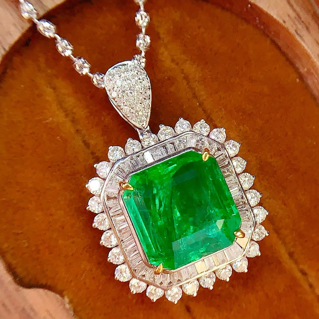 14k Gold 4.87 Ct Vivid Green Natural Emerald & Diamond Pendant( Without Chain ) - 4