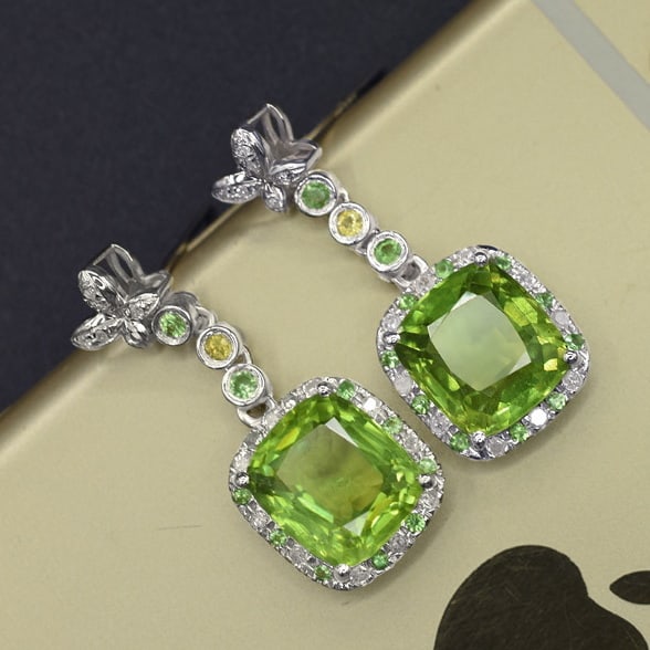 14k Gold 7.05 Ctw Natural Peridot & Diamond Earrings: Ref:231059013 // gold content:14k gold // main gemstone:peridot // shape:cushion // carat weight:6. 86ct // color:green // treatment:natural // // adjacent gemstone 2 : diamond // shape:round //