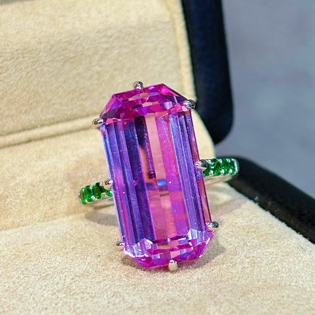 14k Gold 17.11 Ctw Natural Kunzite & Tsavorite Ring: Ref:231059019 // gold content:14k gold // ring size:7. 25us // // main gemstone:kunzite // shape:octagonal // carat weight:16. 71ct // color:purple // treatment:natural // // adjacent gemstone 2 :