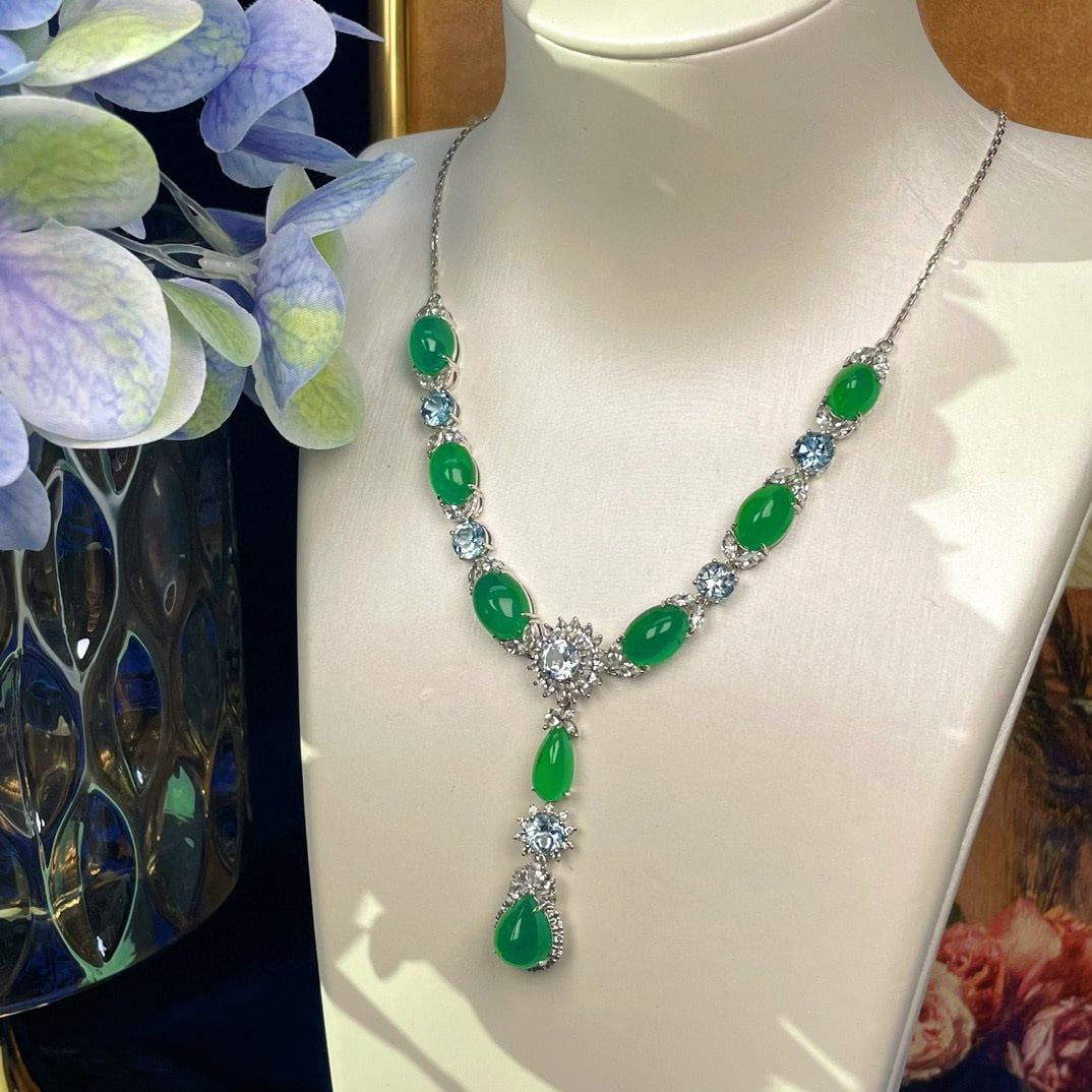 14k Gold 24.45 Ctw Natural Emerald & Topaz Necklace: Ref:231059026 // gold content:14k gold // main gemstone:emerald // shape:multiple // carat weight:20. 05ct // color:green // treatment:natural // // adjacent gemstone 2 : topaz // shape:round //