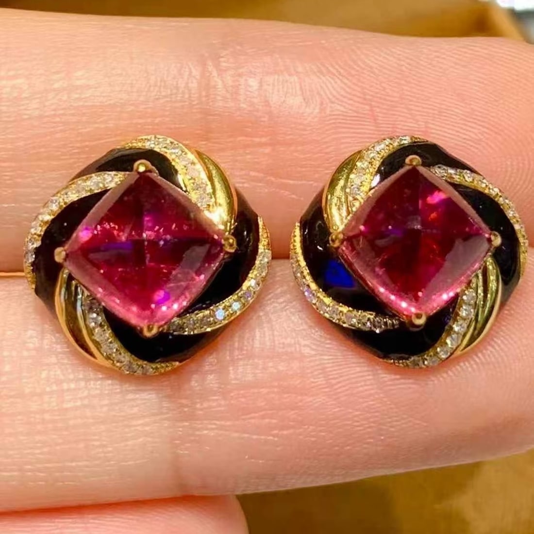 14k Gold 5.7 Ct Natural Tourmaline & Diamond Earrings: Ref:231059051 // gold content:14k gold // main gemstone:tourmaline // shape:sugar-loaf // carat weight:5. 7ct // color:red // treatment:natural // // adjacent gemstone 2 : diamond // shape:round //