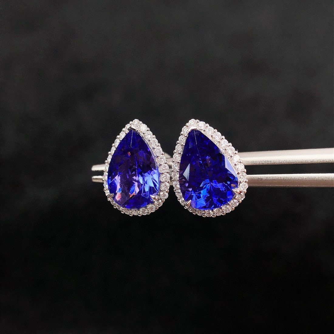 14k Gold 3.58 Ctw Natural Tanzanite & Diamond Earrings: Ref:231059058 // gold content:14k gold // main gemstone:tanzanite // shape:pear // carat weight:3. 32ct // color:blue // treatment:natural // // adjacent gemstone 2 : diamond // shape:round //