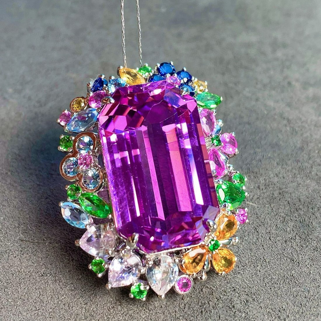 14k Gold 34.75 Ctw Natural Kunzite & Sapphire Pendant( Without Chain ): Ref:231059177 // gold content:14k gold // main gemstone:kunzite // shape:octagonal // carat weight:29. 8ct // color:purple // treatment:natural // // adjacent gemstone 2 : sapphire //