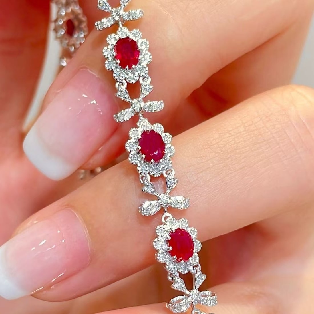 14k Gold 2.83 Ct Natural Ruby & Diamond Bracelet: Ref:231059245 // gold content:14k gold // main gemstone:ruby // shape:oval // carat weight:2. 83ct // color:pigeonblood red // treatment:natural // // adjacent gemstone 2 : diamond // shape:round