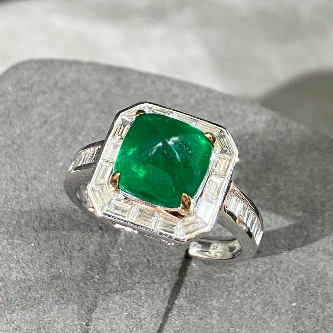 14k Gold 4.58 Ctw Vivid Green Natural Emerald & Diamond Ring - 3