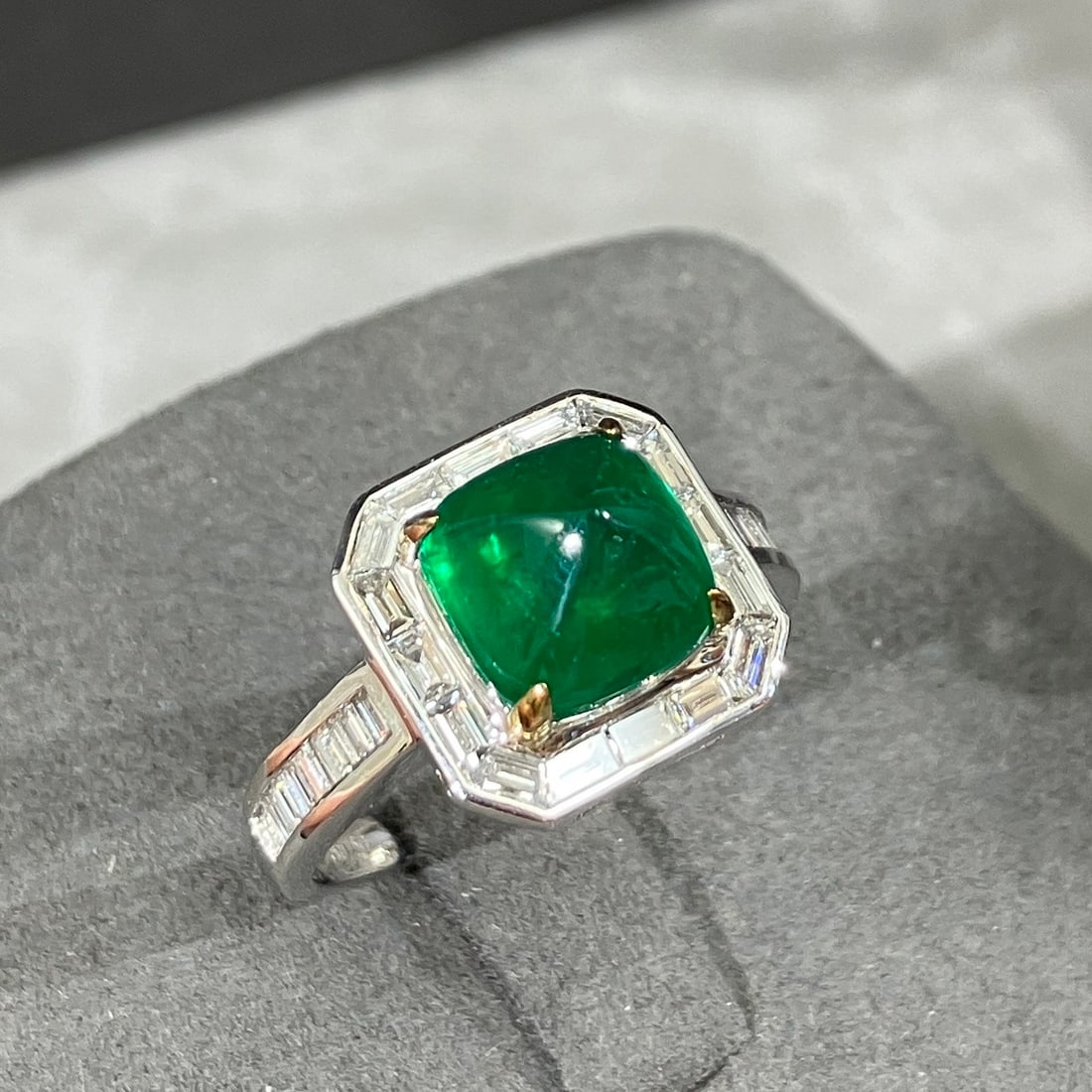 14k Gold 4.58 Ctw Vivid Green Natural Emerald & Diamond Ring - 4