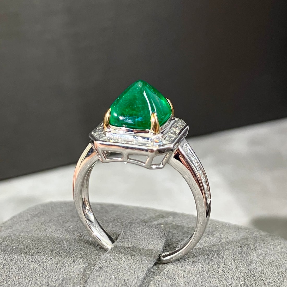 14k Gold 4.58 Ctw Vivid Green Natural Emerald & Diamond Ring - 6