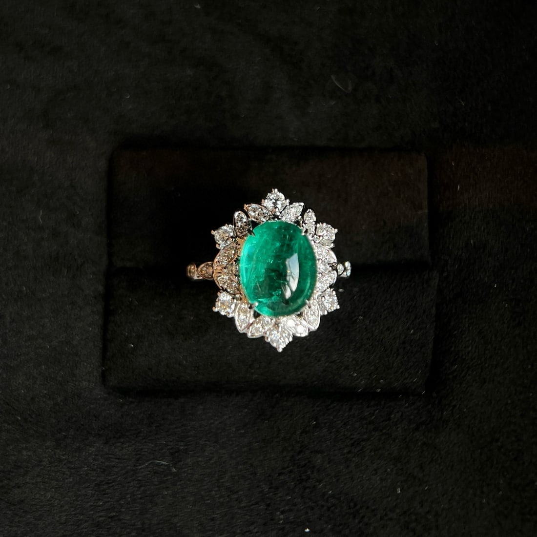 14k Gold 4.81 Ctw Natural Emerald & Lab Grown Diamond Ring: Ref:231060041 // gold content:14k gold // ring size:7. 25us // // main gemstone:emerald // shape:oval // carat weight:4. 28ct // color:green // treatment:natural // // adjacent gemstone 2 : lab