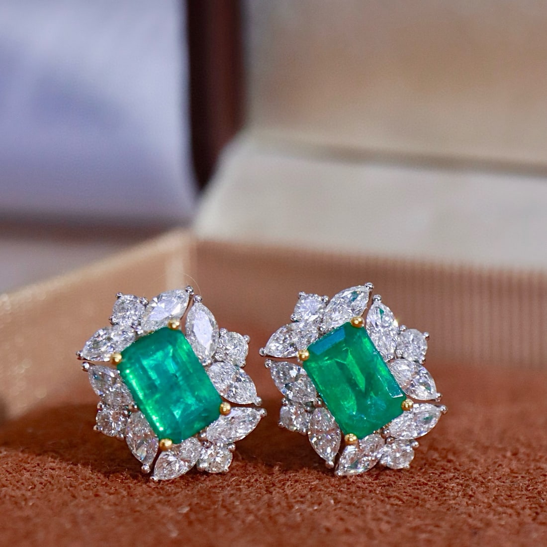 14k Gold 2.62 Ctw Natural Emerald & Diamond Earrings: Ref:231060046 // gold content:14k gold // main gemstone:emerald // shape:octagonal // carat weight:1. 4ct // color:green // treatment:natural // // adjacent gemstone 2 : diamond // shape:multiply // c