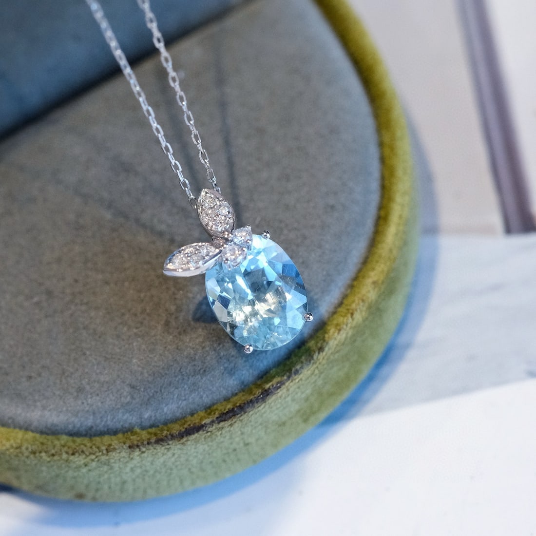 14k Gold 2.61 Ctw Natural Aquamarine & Diamond Pendant( Without Chain ): Ref:231060048 // gold content:14k gold // main gemstone:aquamarine // shape:oval // carat weight:2. 5ct // color:blue // treatment:natural // // adjacent gemstone 2 : diamond // shape:round //