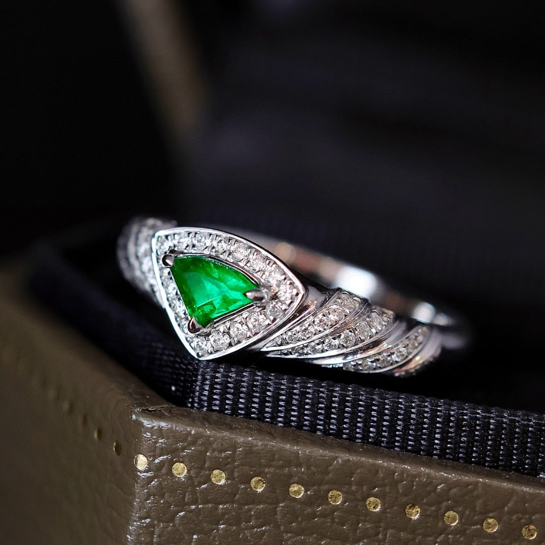 14k Gold 0.47 Ctw Vivid Green Natural Emerald & Diamond Ring - 2