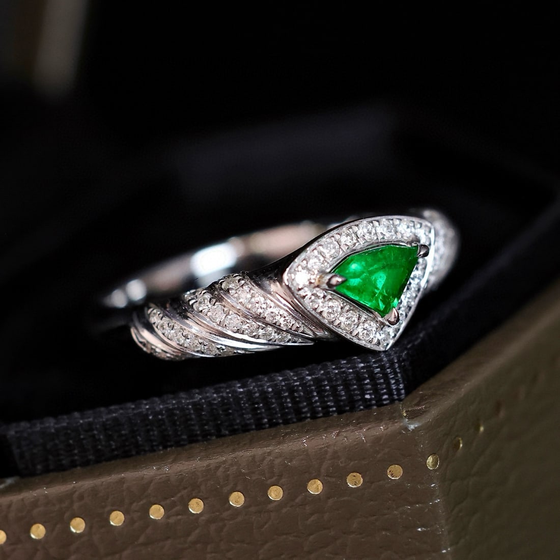 14k Gold 0.47 Ctw Vivid Green Natural Emerald & Diamond Ring - 3