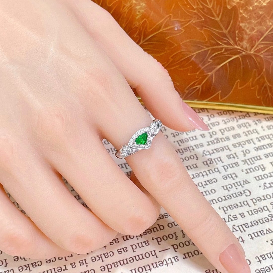 14k Gold 0.47 Ctw Vivid Green Natural Emerald & Diamond Ring - 5