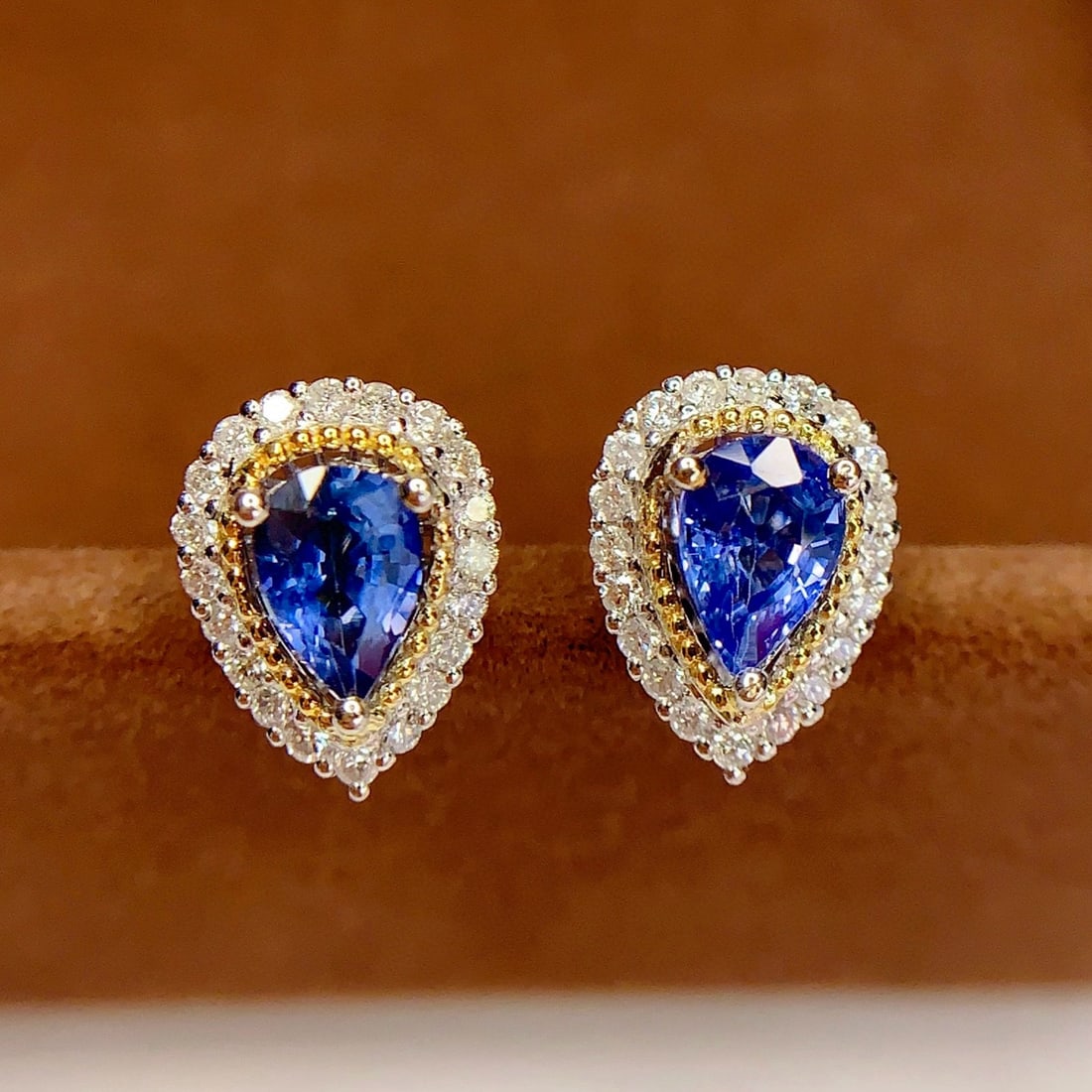 14k Gold 1.5 Ct Natural Sapphire & Diamond Earrings: Ref:231060075 // gold content:14k gold // main gemstone:sapphire // shape:pear // carat weight:1. 5ct // color:blue // treatment:natural // // adjacent gemstone 2 : diamond // number of stones:40 // s