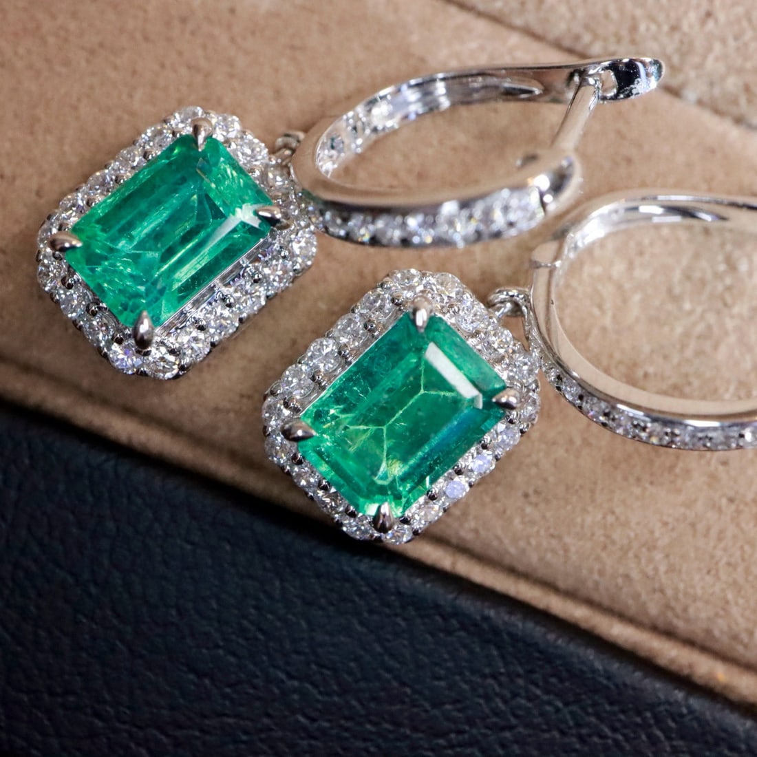 14k Gold 2.65 Ctw Natural Emerald & Diamond Earrings: Ref:231060092 // gold content:14k gold // main gemstone:emerald // shape:octagonal // carat weight:2. 14ct // color:green // treatment:natural // // adjacent gemstone 2 : diamond // shape:round //