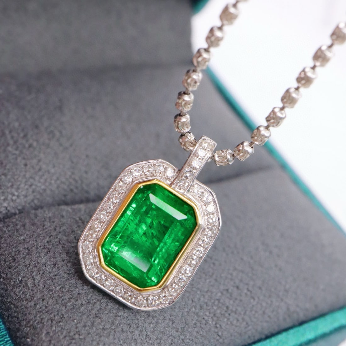 14k Gold 2.09 Ctw Vivid Green Natural Emerald & Diamond Pendant( Without Chain ): Ref:231060096 // gold content:14k gold // main gemstone:emerald // shape:octagonal // carat weight:1. 90ct // color:vivid green // treatment:natural // // adjacent gemstone 2 : diamond //