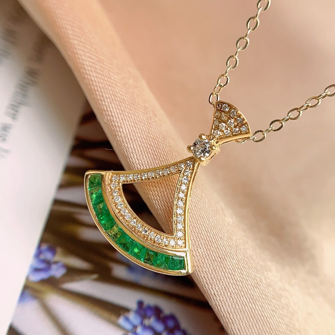 14k Gold 0.80 Ct Vivid Green Natural Emerald & Diamond Pendant( Without Chain ): Ref:231060118 // gold content:14k gold // main gemstone:emerald // shape:square // carat weight:0. 80ct // color:vivid green // treatment:natural // // adjacent gemstone 2 : diamond // number of