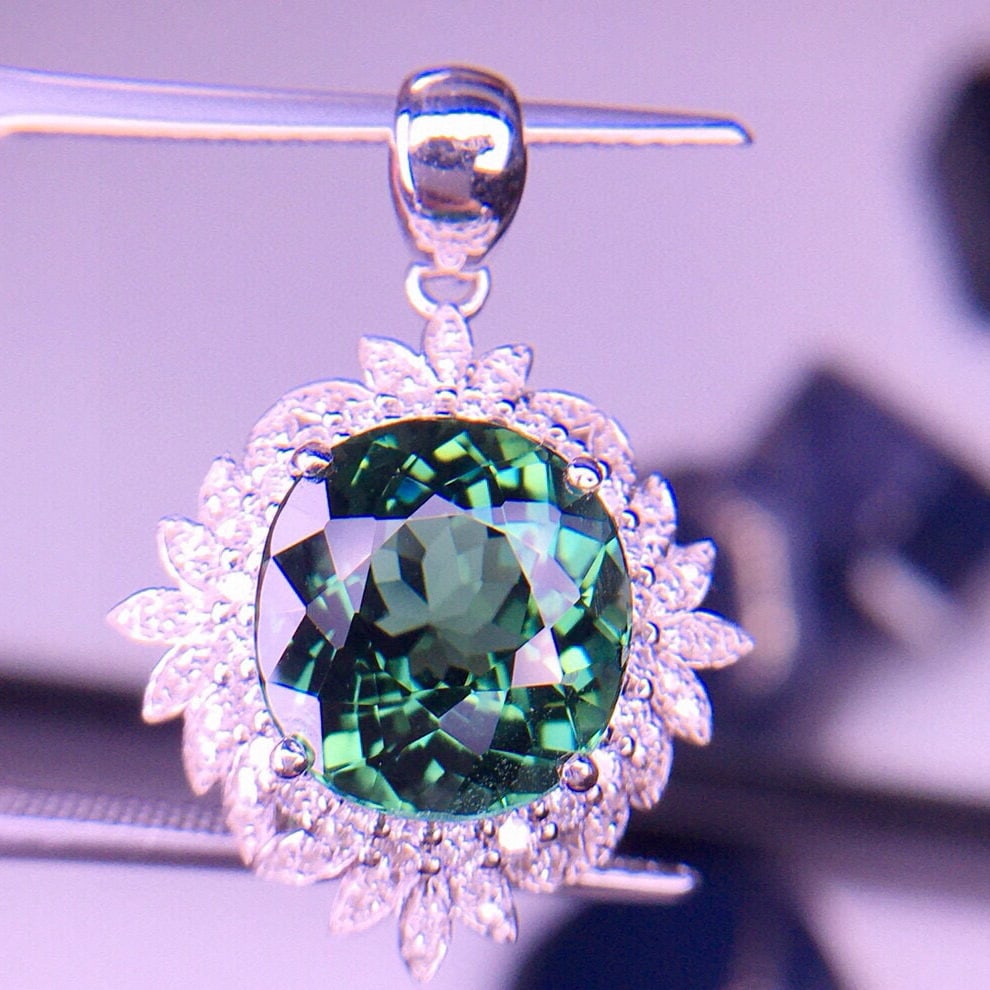 14k Gold 4.5 Ct Natural Tourmaline & Diamond Pendant( Without Chain ): Ref:231060121 // gold content:14k gold // main gemstone:tourmaline // shape:oval // carat weight:4. 5ct // color:green // treatment:natural // // adjacent gemstone 2 : diamond // shape:round //