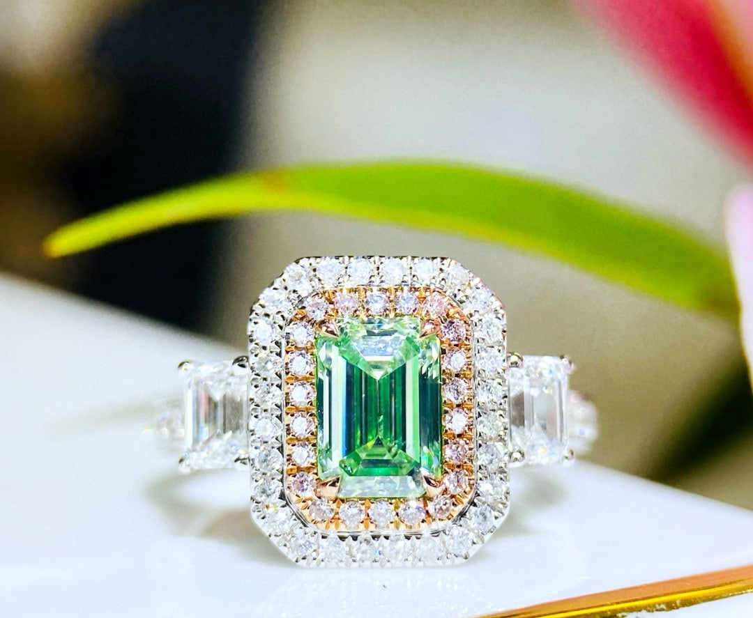 Gia Certified 14k Gold 2.21 Ctw Natural Green Diamond & Diamond Ring: Ref:231060122 // gold content:14k gold // ring size:7. 25us // // main gemstone:green diamond // certified:gia // shape:emerald // carat weight:1. 04ct // clarity grade:si2 // color:green //