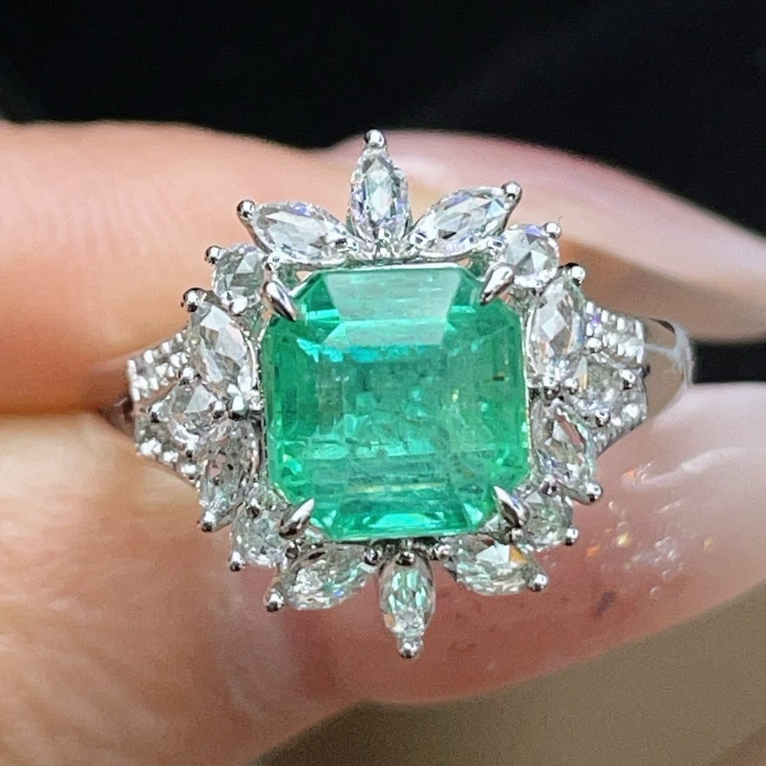 14k Gold 2.4 Ct Natural Emerald & Sapphire Ring: Ref:231060163 // gold content:14k gold // ring size:7. 25us // // main gemstone:emerald // shape:octagonal // carat weight:2. 4ct // color:green // treatment:natural // // adjacent gemstone 2 : sapphi