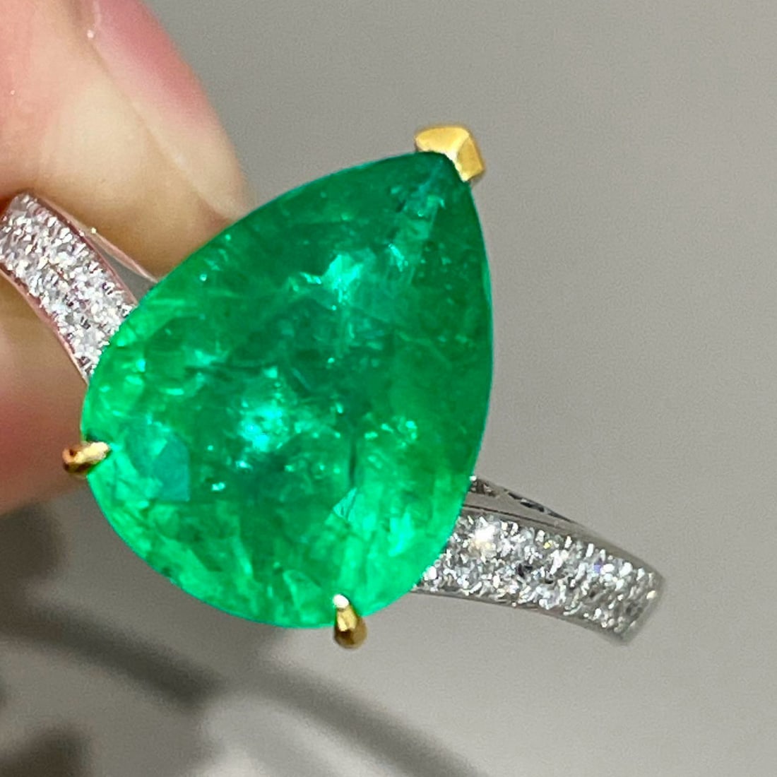 14k Gold 3.17 Ct Vivid Green Natural Emerald & Diamond Ring: Ref:231060178 // gold content:14k gold // ring size:7. 25us // // main gemstone:emerald // shape:pear // carat weight:3. 17ct // color:vivid green // treatment:natural // // adjacent gemstone 2 : diam
