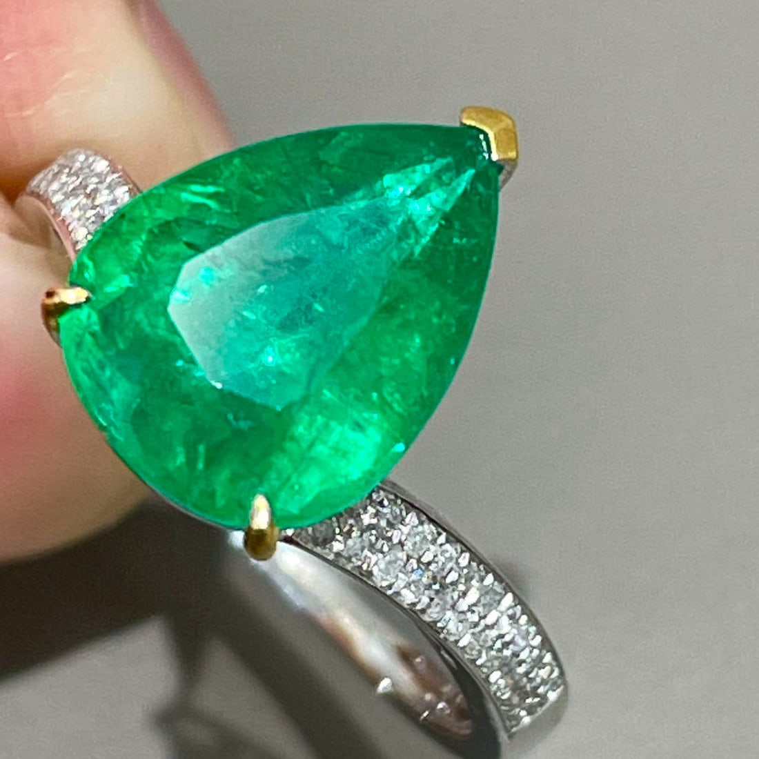 14k Gold 3.17 Ct Vivid Green Natural Emerald & Diamond Ring - 3