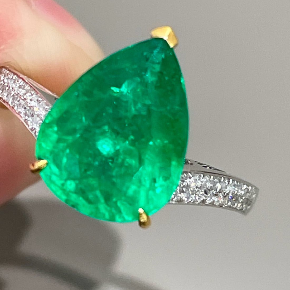 14k Gold 3.17 Ct Vivid Green Natural Emerald & Diamond Ring - 4