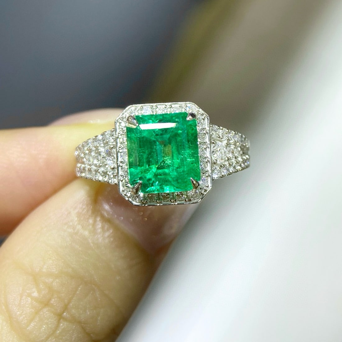 14k Gold 3.08 Ctw Vivid Green Natural Emerald & Diamond Ring - 2