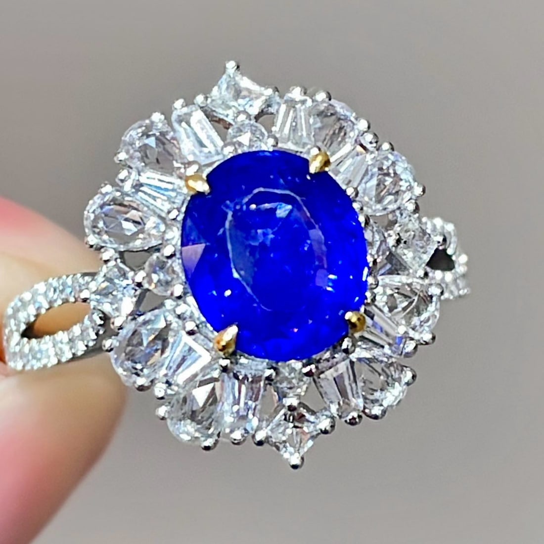 14k Gold 2 Ct Vivid Blue Natural Sapphire & Sapphire & Diamond Ring - 2
